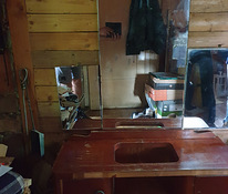 Старинный зеркальный шкаф