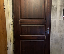 Деревянная дверь с рамой