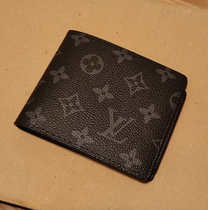 Черный кошелек Louis Vuitton