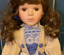 Кукла из фарфора
