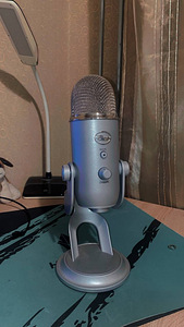 Микрофон BlueYeti серого цвета. Mikrofon BlueYeti hall värv.