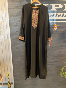Новое черное платье-макси из кафтана с красивой вышивкой