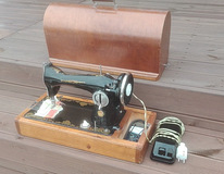 Старая швейная машина с мотором