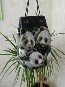 Бисерная сумочка-панды.