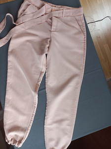 Женские светло-розовые брюки, размер S.