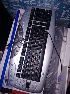 Две разные клавиатуры.