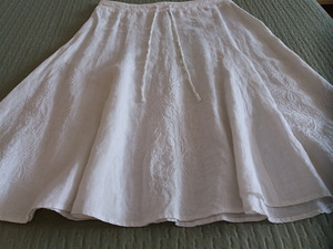 Красивая юбка белого цвета, с вышивкой, 100% лён. Размер M S