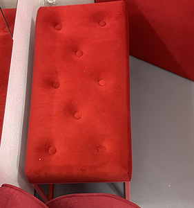 Müüa eridisainiga tumepunast värvi toolid
