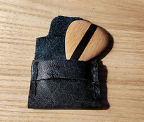 Käsitööna puidust tehtud kitarri medikas
