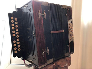 Käsitööna valmistatud antiikne kromaatiline puidust akordion
