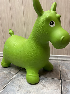 Прыгучая зеленая лошадь