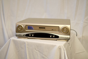 Retro videomagnetofon VHS videomagnetofonil