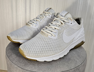 Naiste spordijalatsid Nike (1 foto / 5)