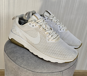 Naiste spordijalatsid Nike (3 foto / 5)