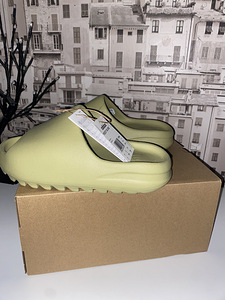 Original Yeezy slide resin s42 (1 foto / 2)