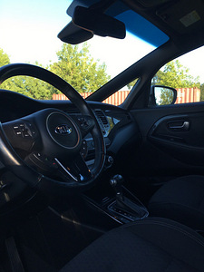 KIA Carens (9 фото из 13)