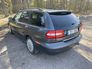Автомобиль Вольво V40 (10 фото из 11)