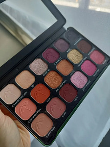 REVOLUTION X Friends Limited edition Eyeshadow Palette (3 foto / 3)