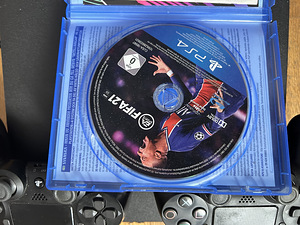 Playstation 4 Slim 512GB + 2 игры + 2 пульта (2 фото из 6)