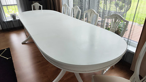 Массивный белый обеденный стол Laitala и стулья (4 фото из 10)