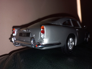 Aston Martin DB5 1:18 (4 foto / 8)