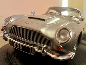 Aston Martin DB5 1:18 (3 foto / 8)