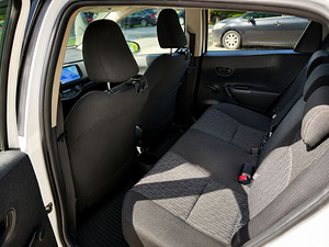 Toyota Yaris Hybrid (7 фото из 7)