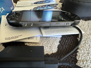 PS Vita Like New (3 foto / 8)