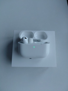AirPods Pro 3 vasak kõrvaklapp laadimiskarbiga. (4 foto / 7)