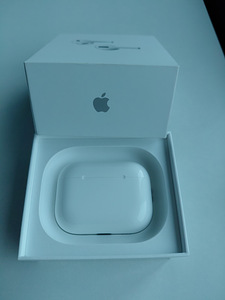 AirPods Pro 3 vasak kõrvaklapp laadimiskarbiga. (7 foto / 7)