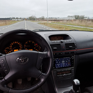 Toyota Avensis (2 foto / 6)