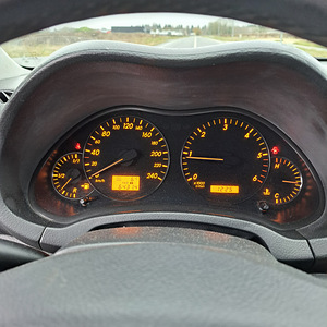 Toyota Avensis (6 foto / 6)