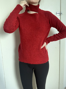 Теплый, бордовый свитер на осень