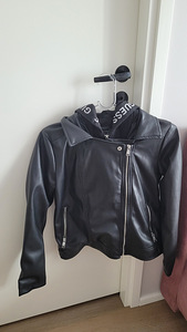 Куртка Guess (3 фото из 3)
