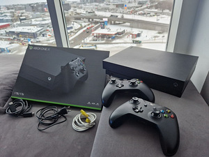 Xbox One Series X 1 ТБ + 2 контроллера (1 фото из 1)