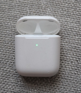 Apple AirPods - Juhtmevaba laadimiskarp (1 foto / 3)