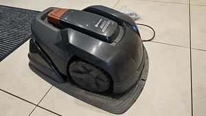 РОБОТ-КОСИЛКА HUSQVARNA AUTO MOWER 305 (2 фото из 5)