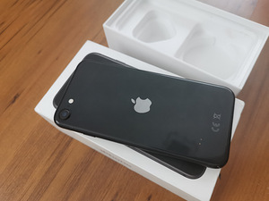 iPhone Se 2020 с коробкой (2 фото из 7)