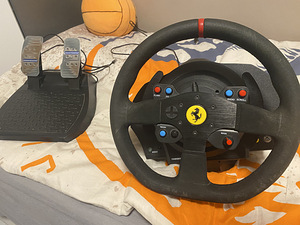 Thrustmaster mängurool (1 foto / 1)