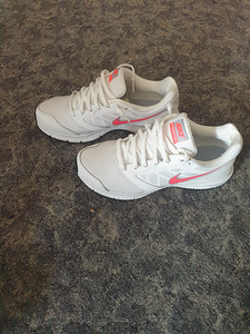 Naiste NIKE tossud (1 foto / 3)
