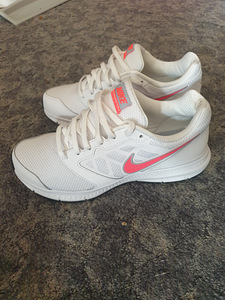 Naiste NIKE tossud (3 foto / 3)