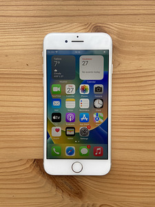 iPhone 8 64 ГБ серебристый (1 фото из 7)