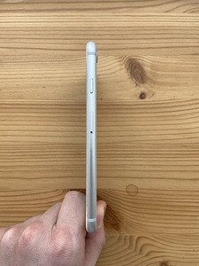 iPhone 8 64 ГБ серебристый (4 фото из 7)