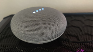 Умная колонка Google Home Mini Charcoal (2 фото из 4)