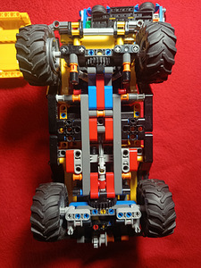 Lego Jeep Wrangler, Police Car, детали от трактора John Deere (3 фото из 10)