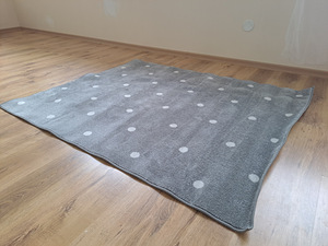 Hall vaip valgete täppidega. (1 foto / 4)