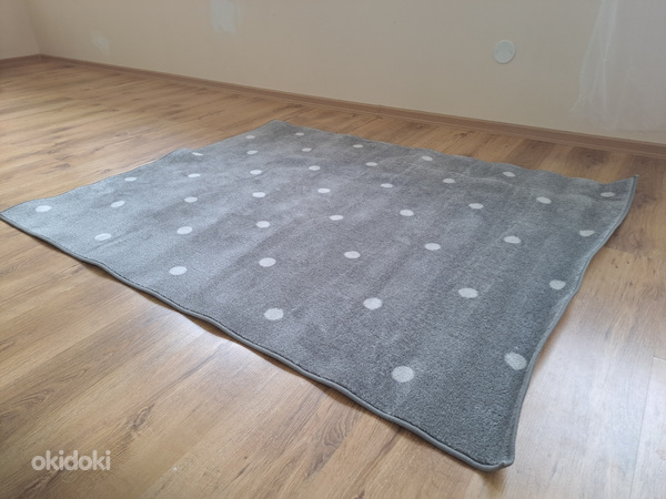Hall vaip valgete täppidega.