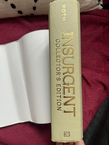 INSURGENT COLLECTOR’S EDITION book by V.Roth (5 foto / 9)