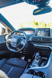 Peugeot 5008 GT Line, 2.0 130kw (8 foto / 14)