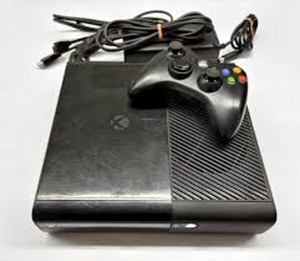 Xbox 360 E + оригинальный пульт + игра (1 фото из 3)
